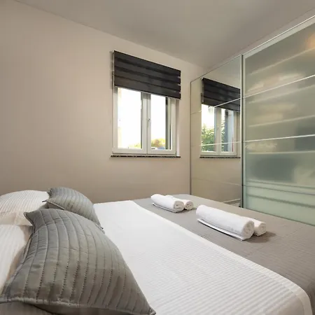 Beverly Hills, Heated Pool, Jacuzzi, 12 People Apartman Zadar