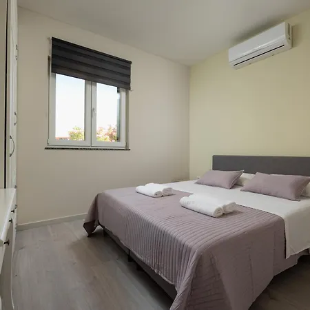 Appartamento Beverly Hills, Heated Pool, Jacuzzi, 12 People Zara