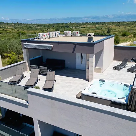 Appartement Beverly Hills, Heated Pool, Jacuzzi, 12 People Zadar