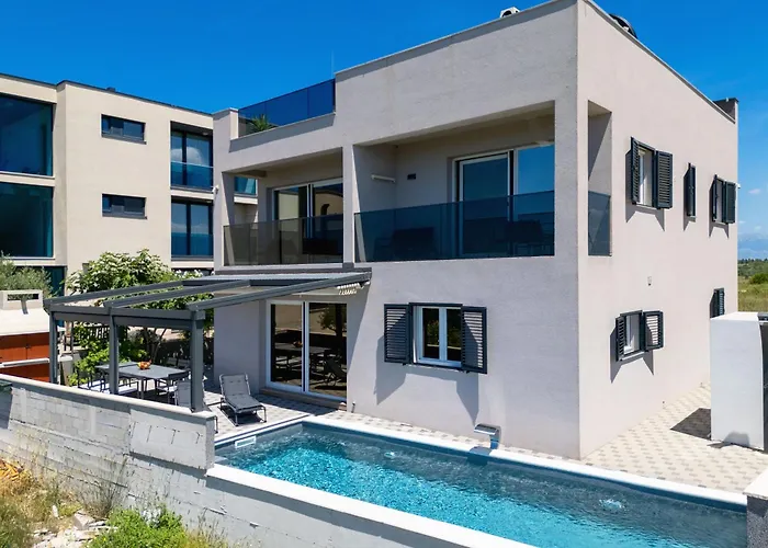 Beverly Hills, Heated Pool, Jacuzzi, 12 People Zadar