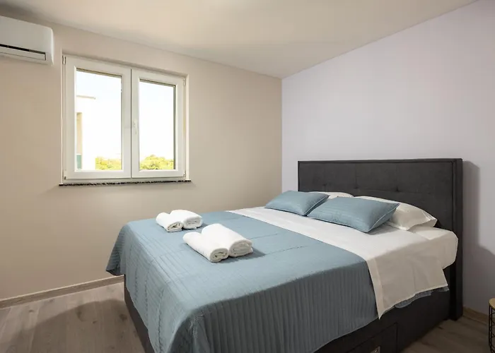 Beverly Hills, Heated Pool, Jacuzzi, 12 People Zadar